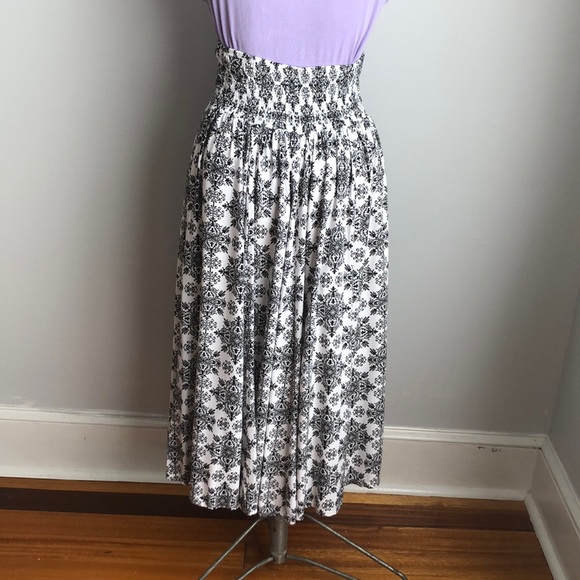 N.y.L.a Black Print on White Flowing Rayon Skirt - Picture 5 of 9